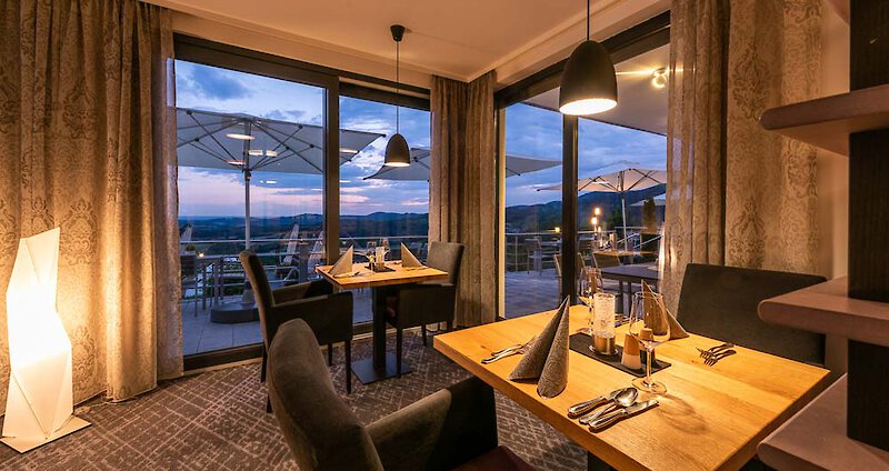 Restaurant Café im Wellnesshotel mit Aussicht auf Berge in Bayern